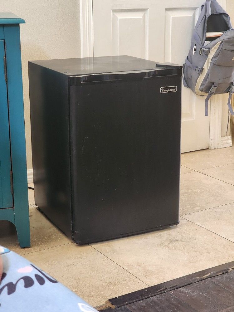 Mini Fridge Magic Chef