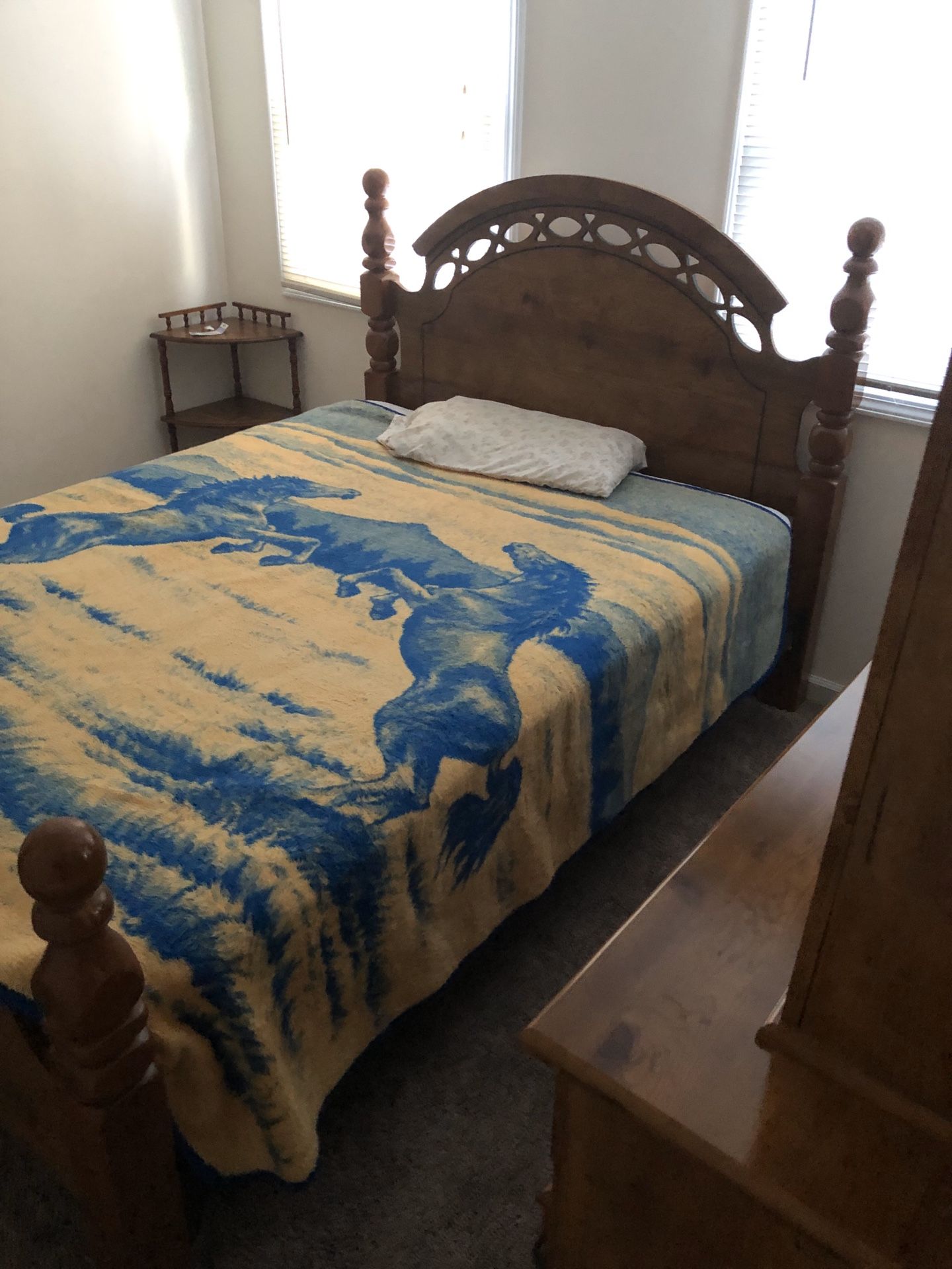 Queen bed set w/ dresser & mirror & mattress