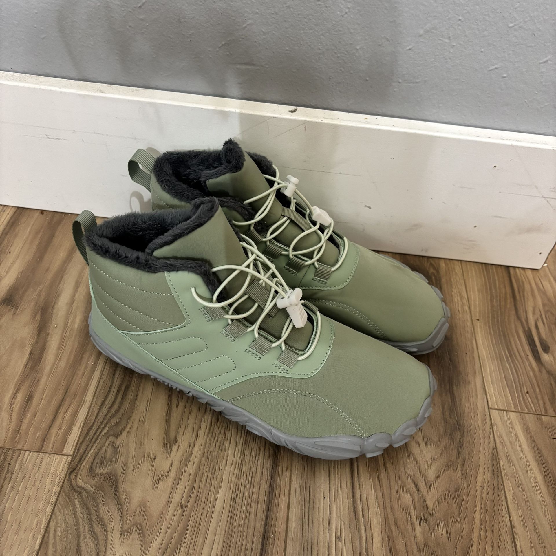 New Winter Hiking Boots Size 8.5