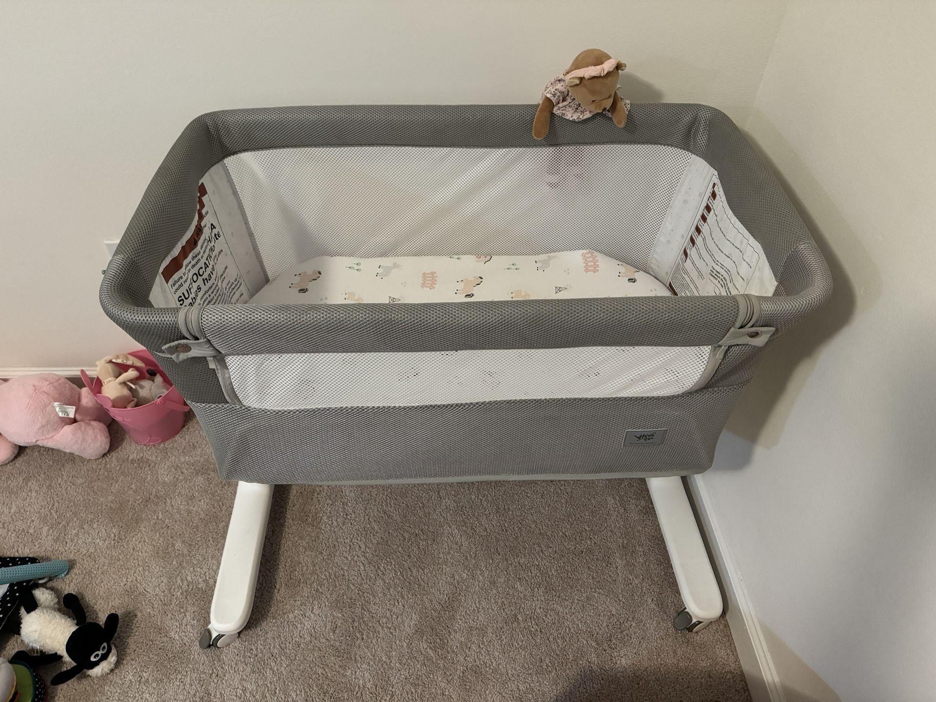 Rocking Bassinet for Baby, Automatic Crib With Remote