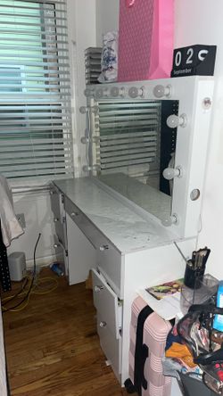 Makeup vanity