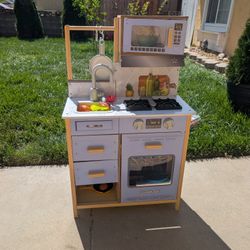 Toy Kitchen 