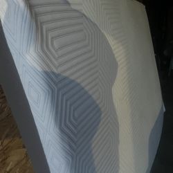 Queen Memory Foam Mattress | Removable Cover | Very Good Condition