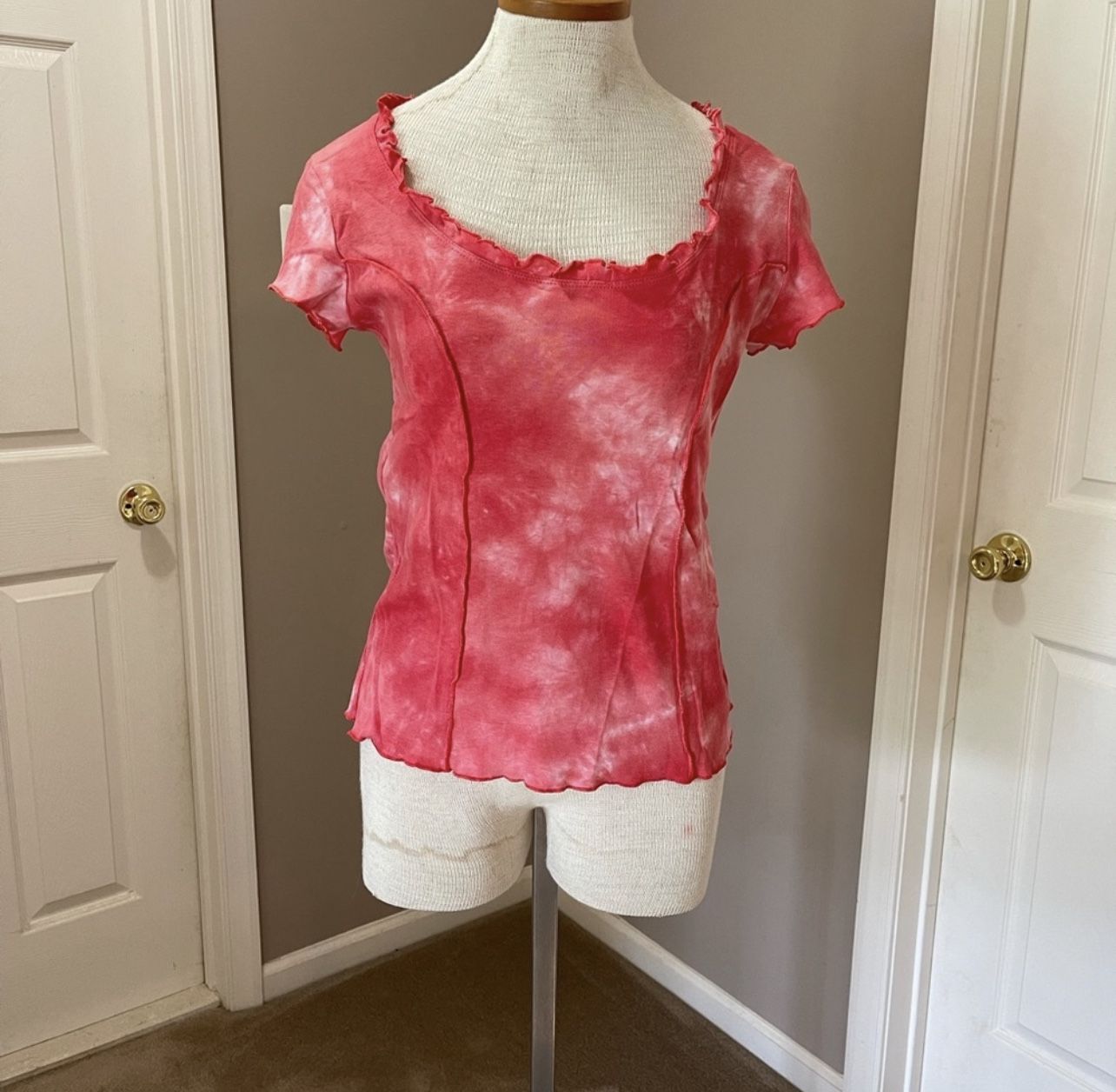 Fashion Bug Brand women’s top NWOT size small Scalloped edging at neck, hemline and sleeves ST-4