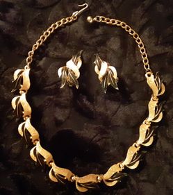 Vintage ART CO. Gold tone & blk enamel Choker Necklace w/ matching Earrings c 1955
