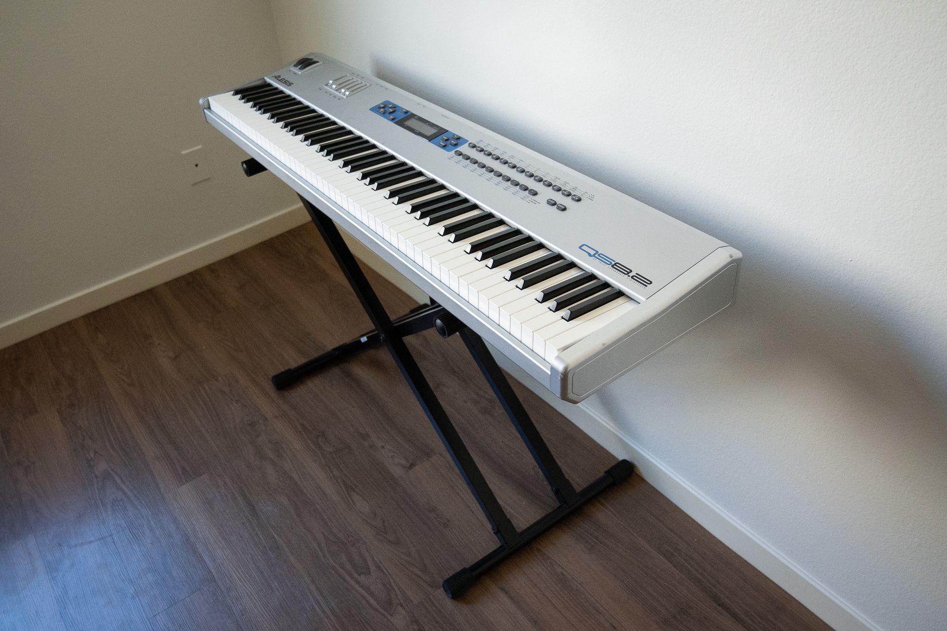 Alesis QS8.2 Synthesizer/Keyboard with case and adjustable stand