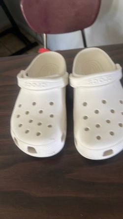 BOYS OR MENS CROCS SIZE 6