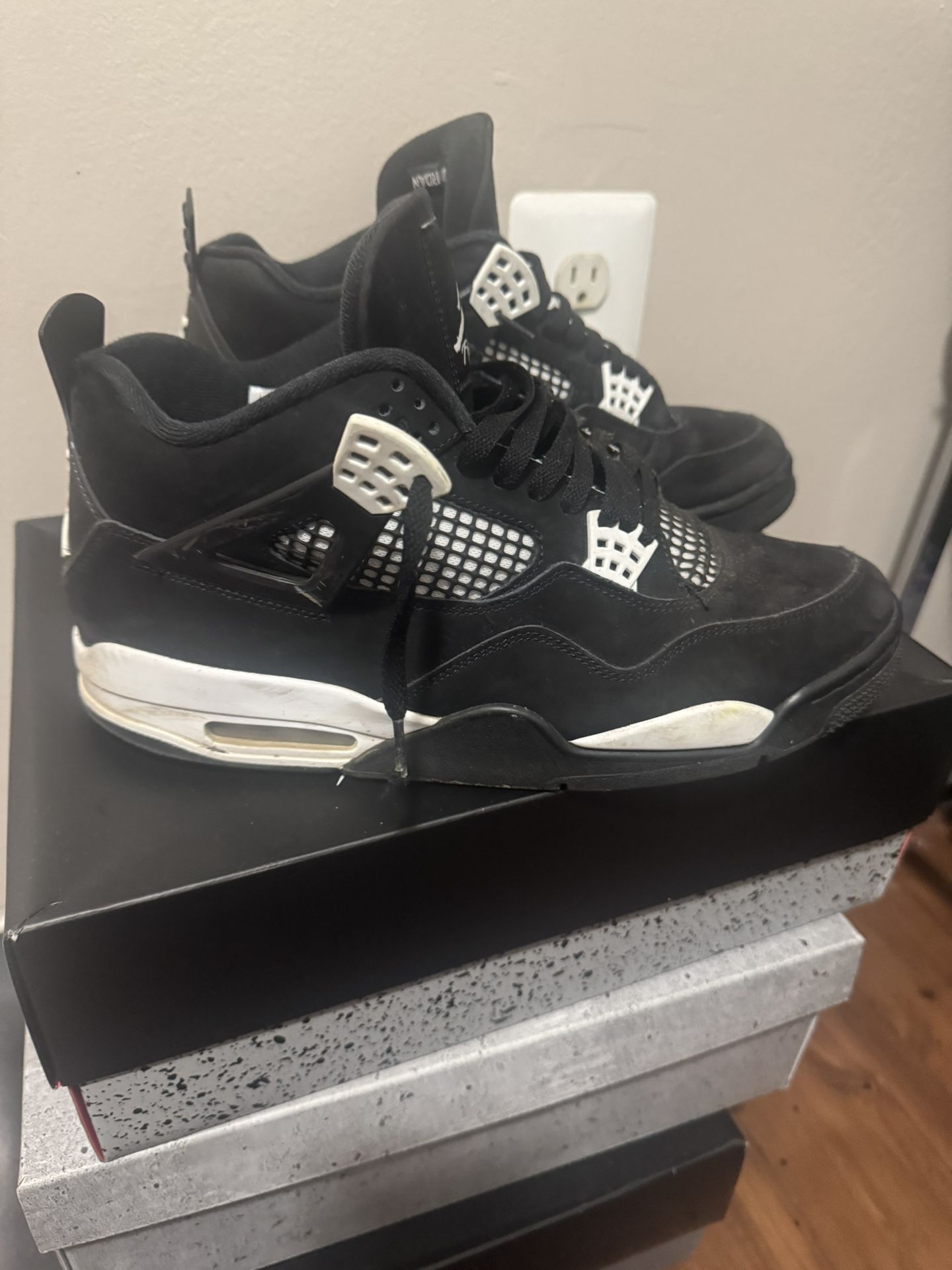 Jordan 4s White Thunder