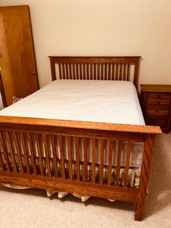 Queen bed set with end table
