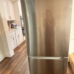  Insignia 18.6 Cu. Ft. Bottom Freezer Refrigerator – Stainless Steel – Excellent Condition