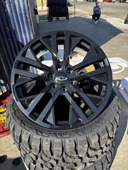 SET OF FOUR 22” CHEVY GMC WHEELS AND TIRES