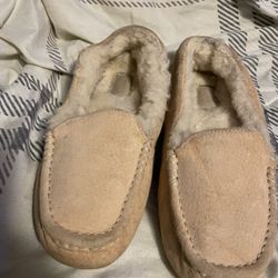 Woman’s UGS Slippers Size 7