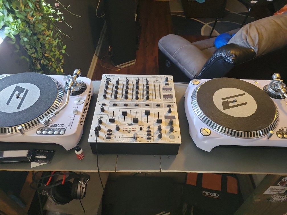 2 Epsilon Direct Drive Turntables Djt 1300 USB and the mixer