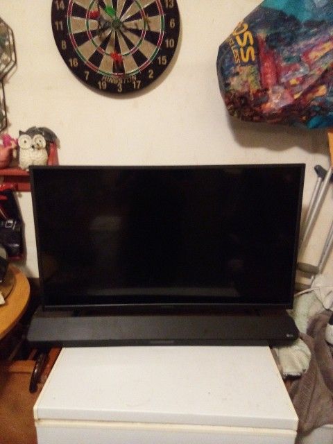 40' Insignia LED TV W/ LG BLUETOOTH Speaker Bar and LG Wireless Active BLUETOOTH SubWoofer