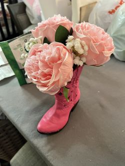 Pink Cowboy Boot Centerpieces with Flowers – Perfect for Cowgirl-Themed Events!