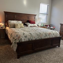 King sizebed frame/2nightstands/dresser