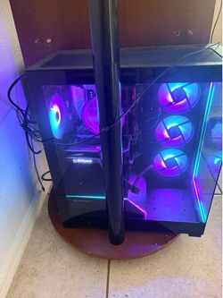 Hardly used gaming computer comes with screen keyboard and mouse with big mouse pad