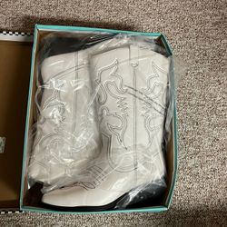 Brand New, Never Worn  White Soda Cowgirl Boots Size 10