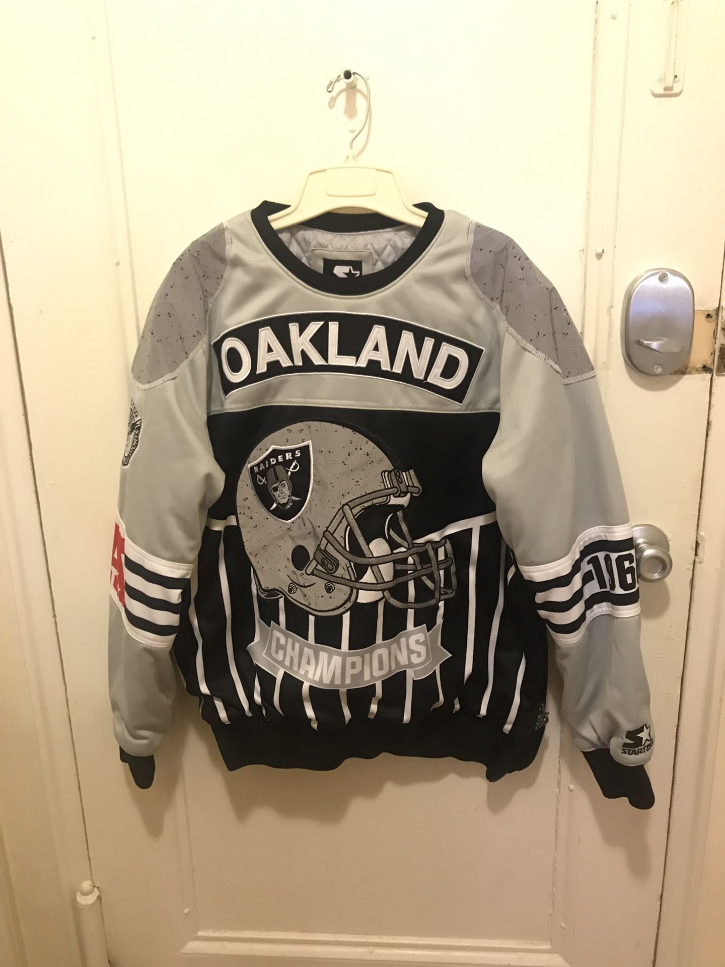Men’s Oakland raiders sweatshirt ~ very warm ~ large