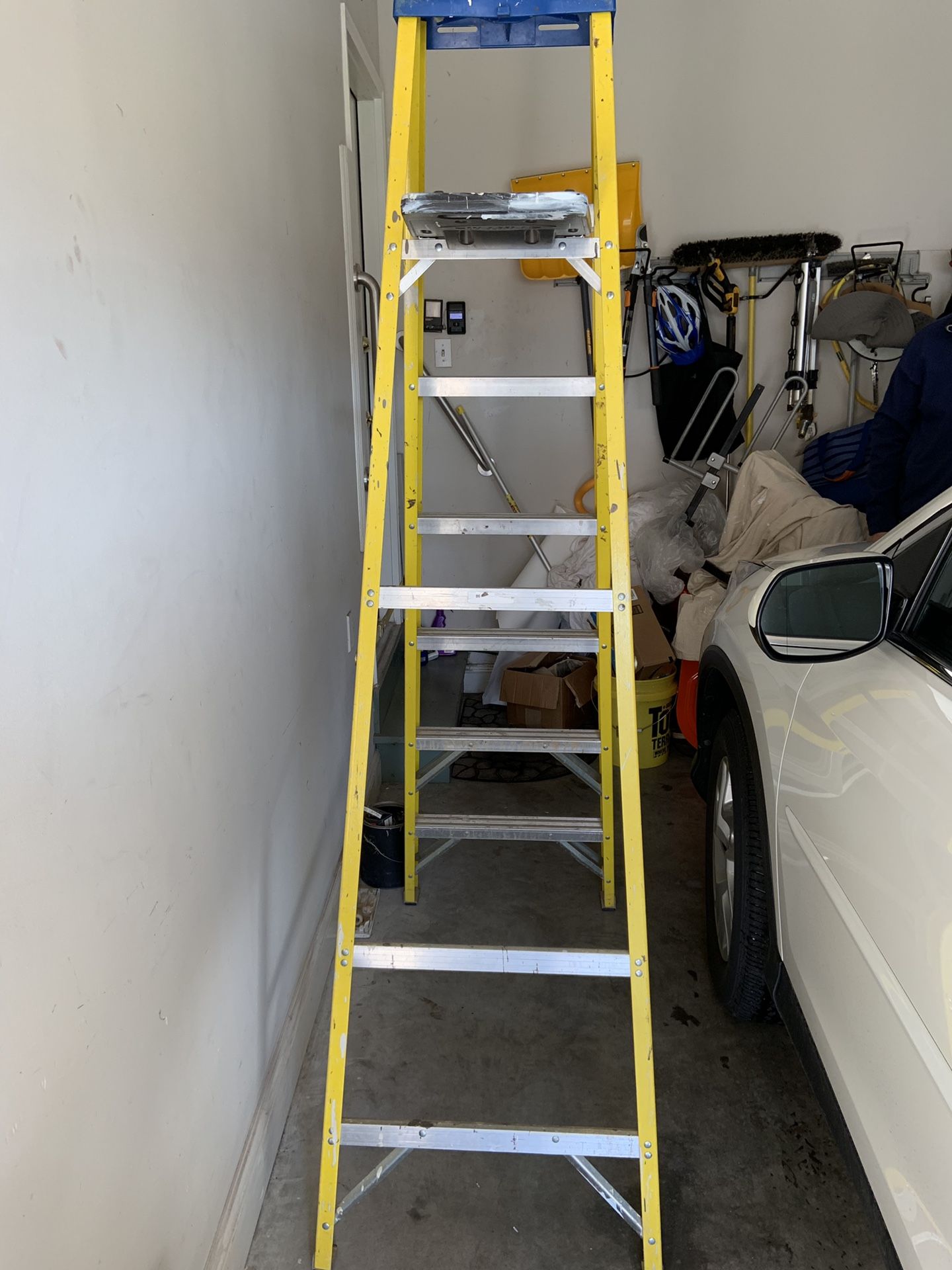 Werner FS107 7’ Fiberglass Ladder w/ Paint Shelf