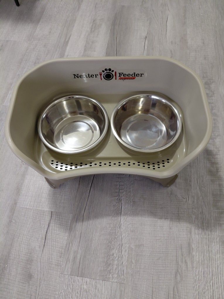 NEATER DOG FEEDER