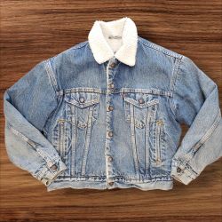 Vintage 90’s Distressed Levi’s Sherpa Denim Trucker Made in USA Jacket Size Small