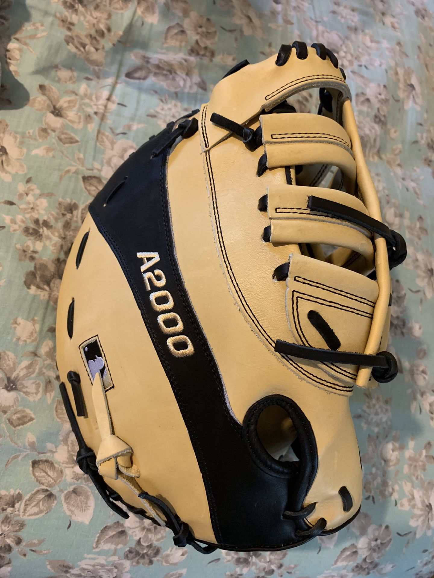 Wilson A2000 First Base glove Right Hand Throw size 12”