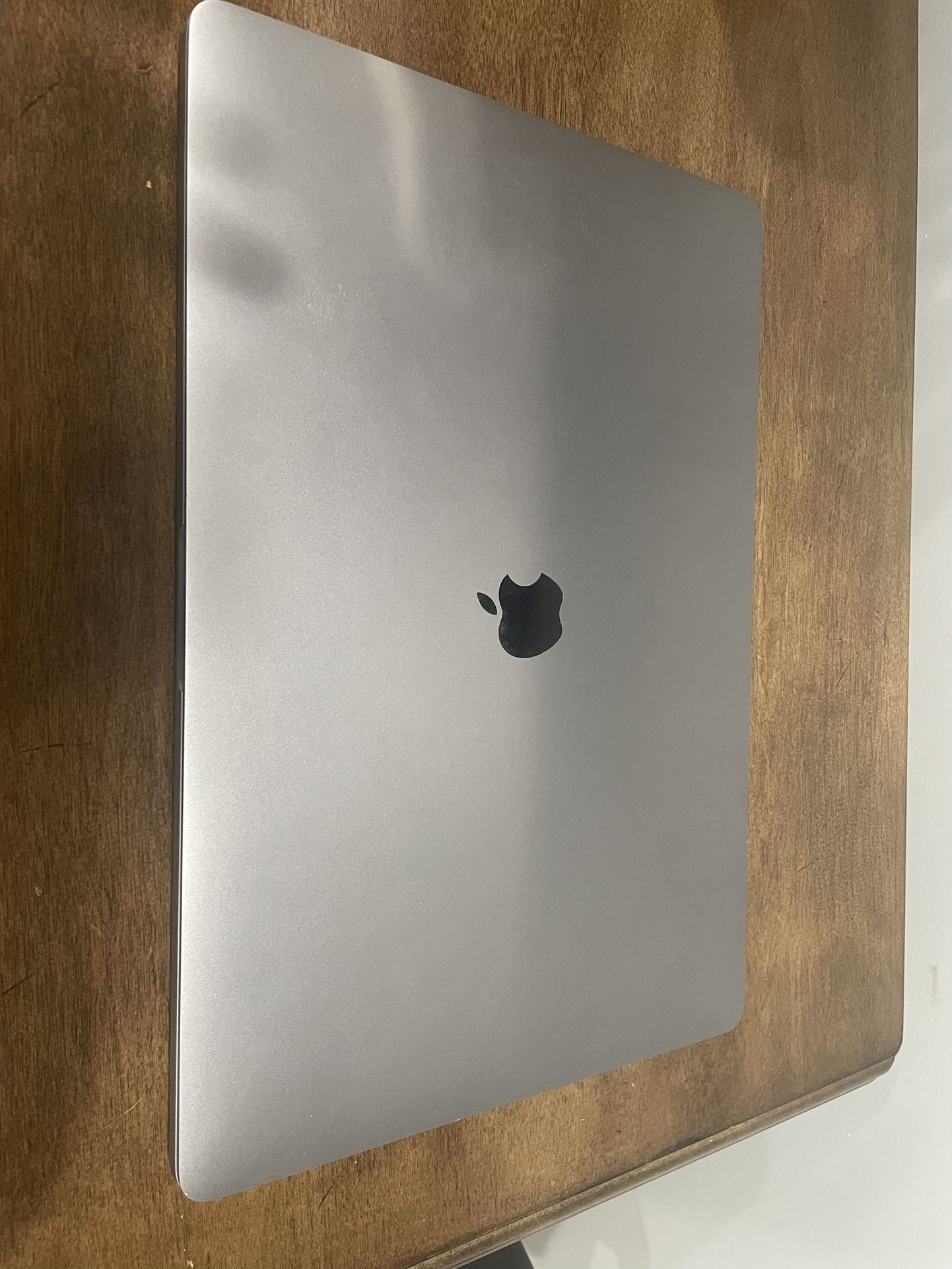 2019 16” Macbook Pro I7 - 1 TB SSD - Radeon 5500M
