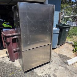 AMANA  FRIDGE BROKEN FREE! Scrap Metal.