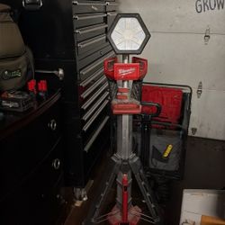 Milwaukee M18 Rocket Tower Light