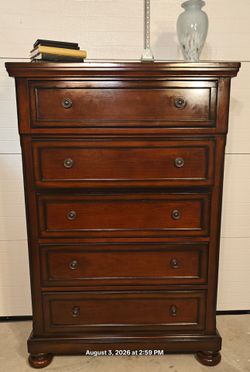 Tallboy chest dresser with big drawers in good condition, dovetail drawers,all drawers working driveway pickup.
L40"*W18"*H58"