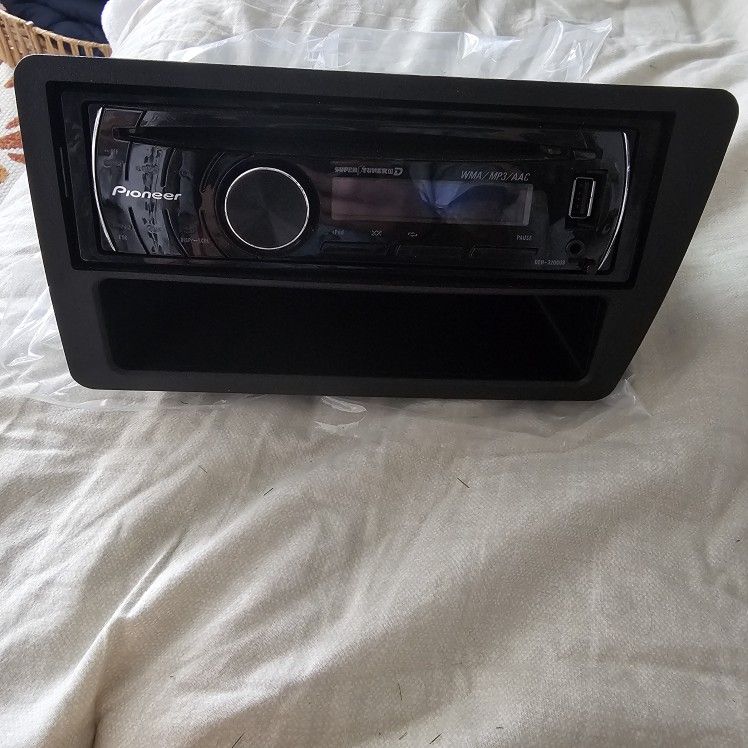 Pioneer Single Din Stereo With Dashkit