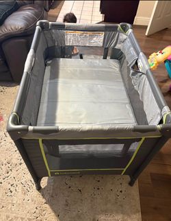 Baby Trend Portable Playard / Pack ’n Play with Bassinet
