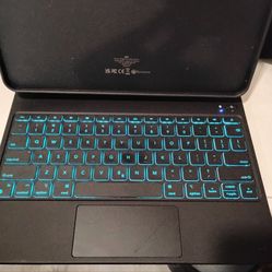 iPad  Pro 13 inch keyboard case