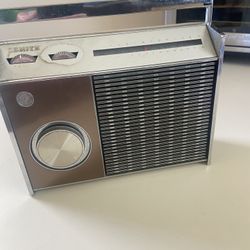 Vintage Zenith AM Radio 