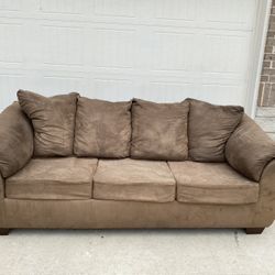 Brown Couch / Free Delivery 