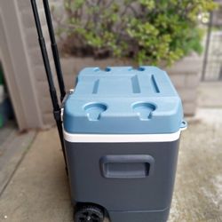 IGLOO 54 QUART ROLLING COOLER