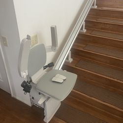 2023 1100 Straight Stairlift With Zero Intrusion 