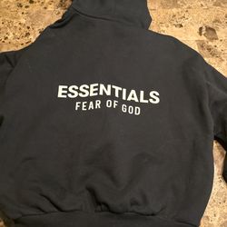 Fear of God Essentials Fleece Hoodie II – Black Condition: Like New – GOAT Verified Includes: Original Essentials tag and branded poly bag Size: XS (F