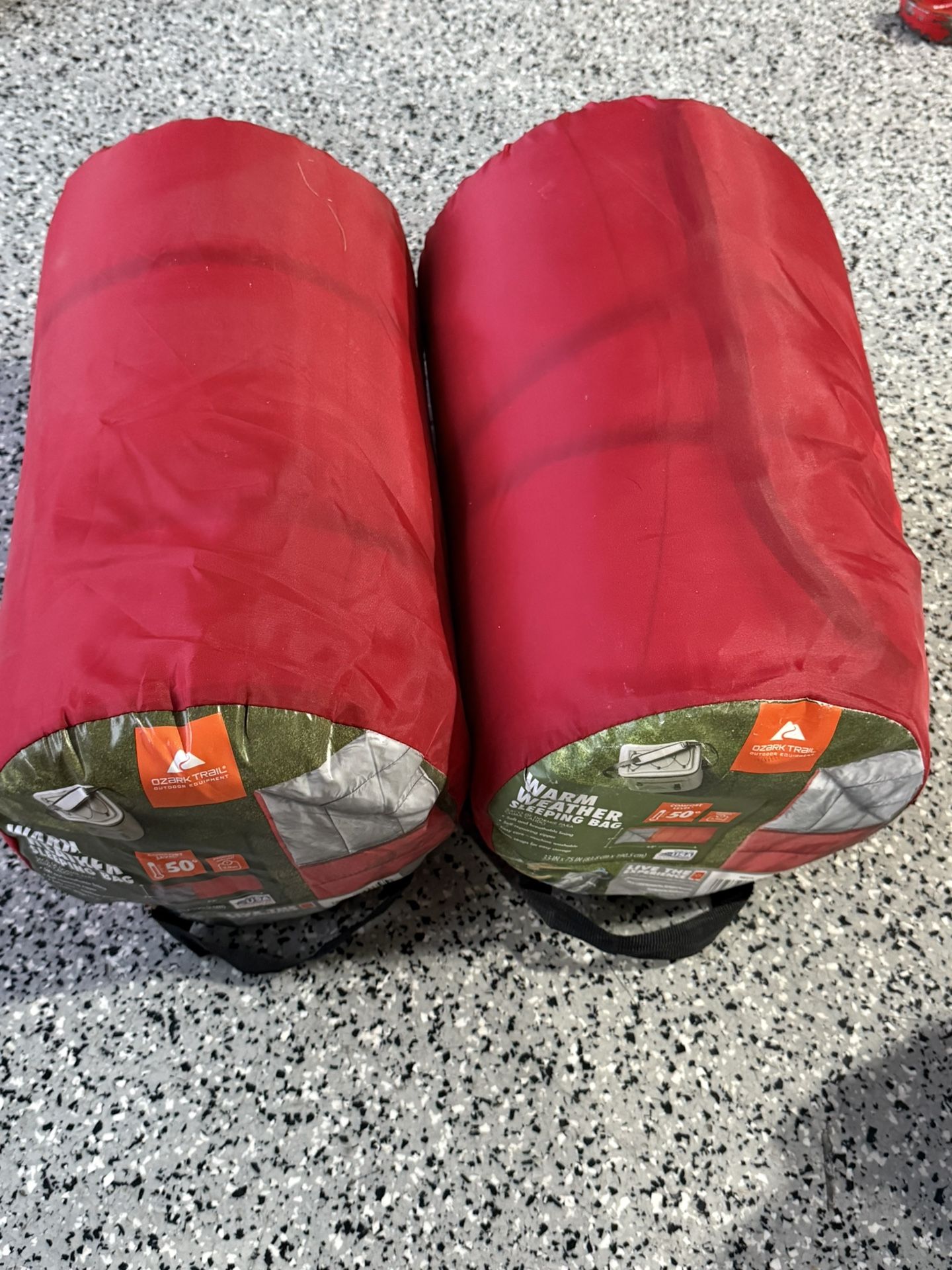 2 Sleeping Bags Like New. 