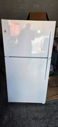 2026 GE REFRIGERATOR 33 INCHES TOP FREEZER TWO DOOR IN WHITE