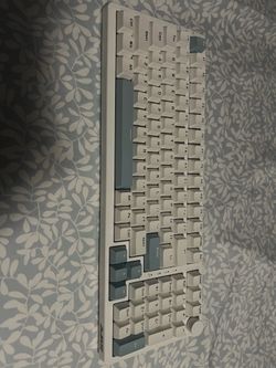 White/blue 100% keyboard