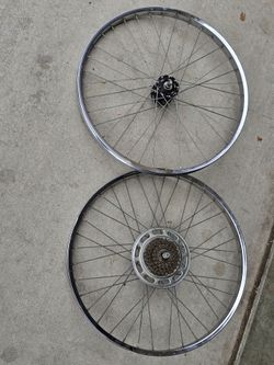 Vintage Schwinn beach cruiser, rims.