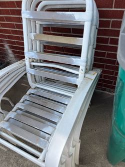 Lawn chairs with table