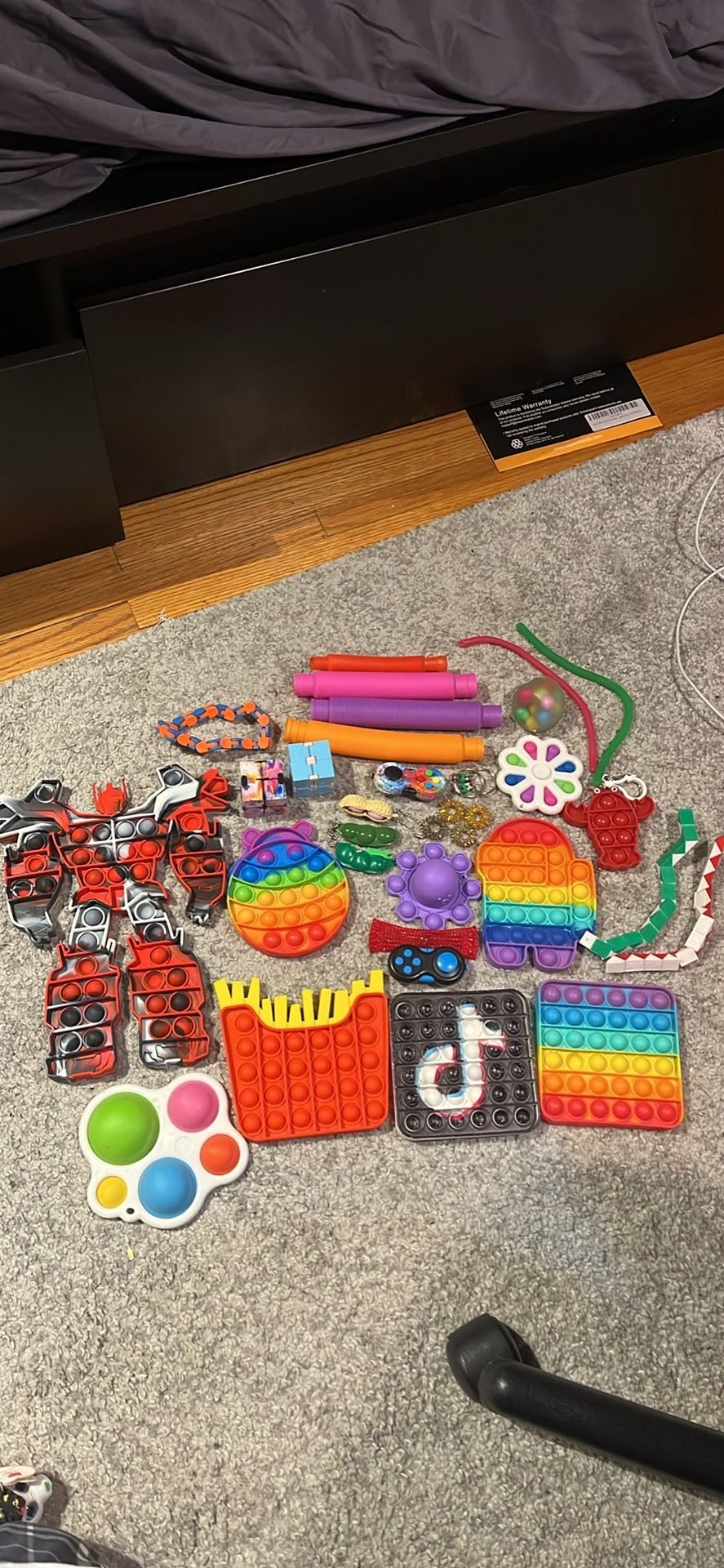 33 piece fidget lot, pop-it’s,pop tubes, fidget cubes, etc(local pickup only)
