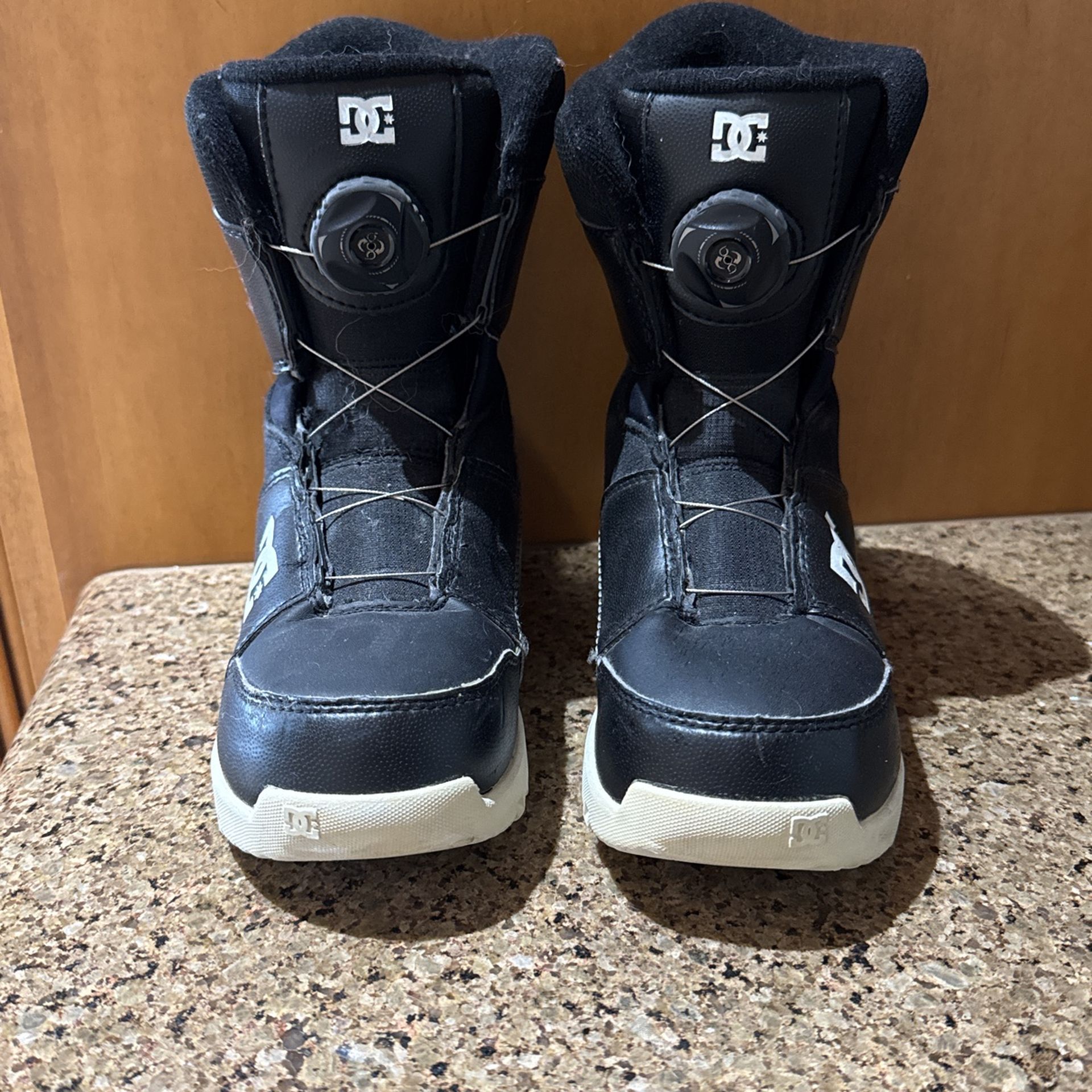 Kids DC Scout snowboard boots size 3