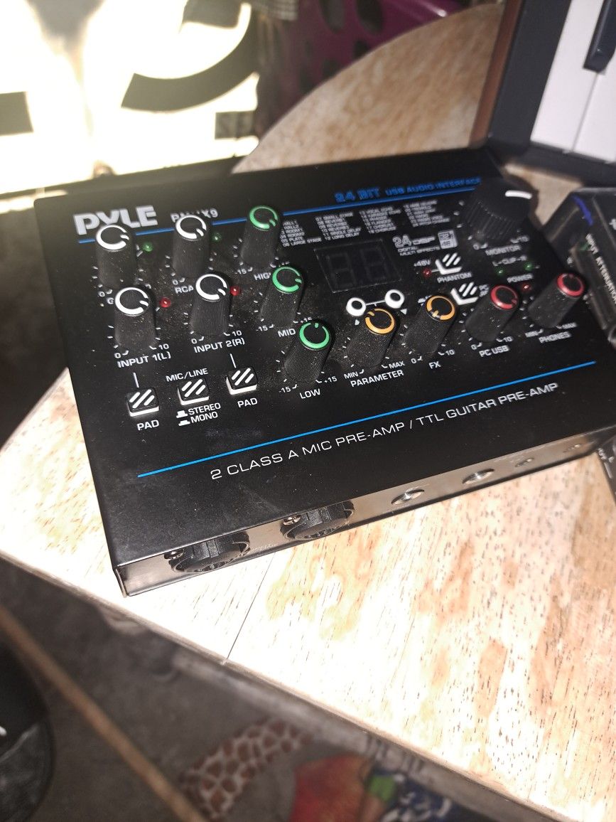 24-bit, 48 kHz resolution
Multiple inputs: XLR/1/4" combo, RCA, and 3.5mm stereo
Phantom power for condenser mics
EQ and FX controls
Headphone outputs