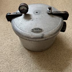 Vintage Streamliner Pressure Cooker