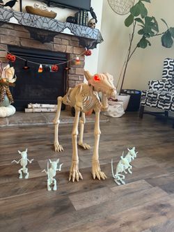 Howling dog wolf with 4 glow in dark rats Halloween decor