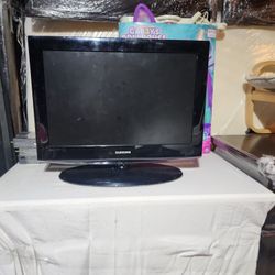 22" Samsung Tv With ROKU. 